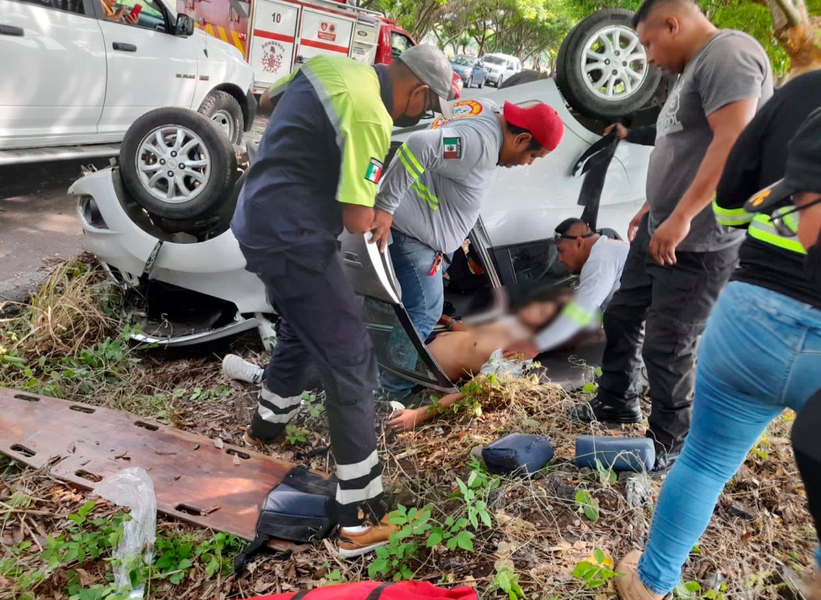 Automovilista pierde el control por exceso de velocidad, termina volcado