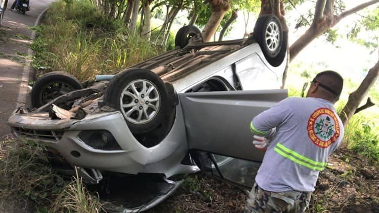 Automovilista pierde el control por exceso de velocidad, termina volcado