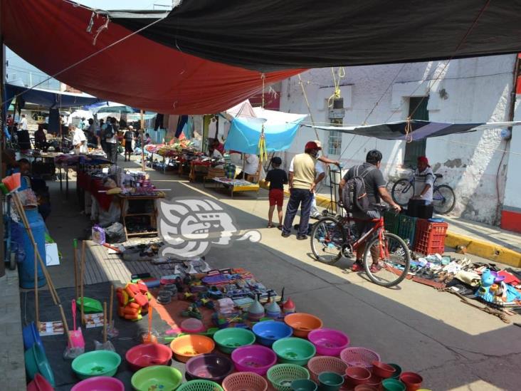Por productos mal pesados, interviene Comercio y Turismo en tianguis de Río Blanco