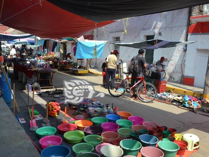 Por productos mal pesados, interviene Comercio y Turismo en tianguis de Río Blanco