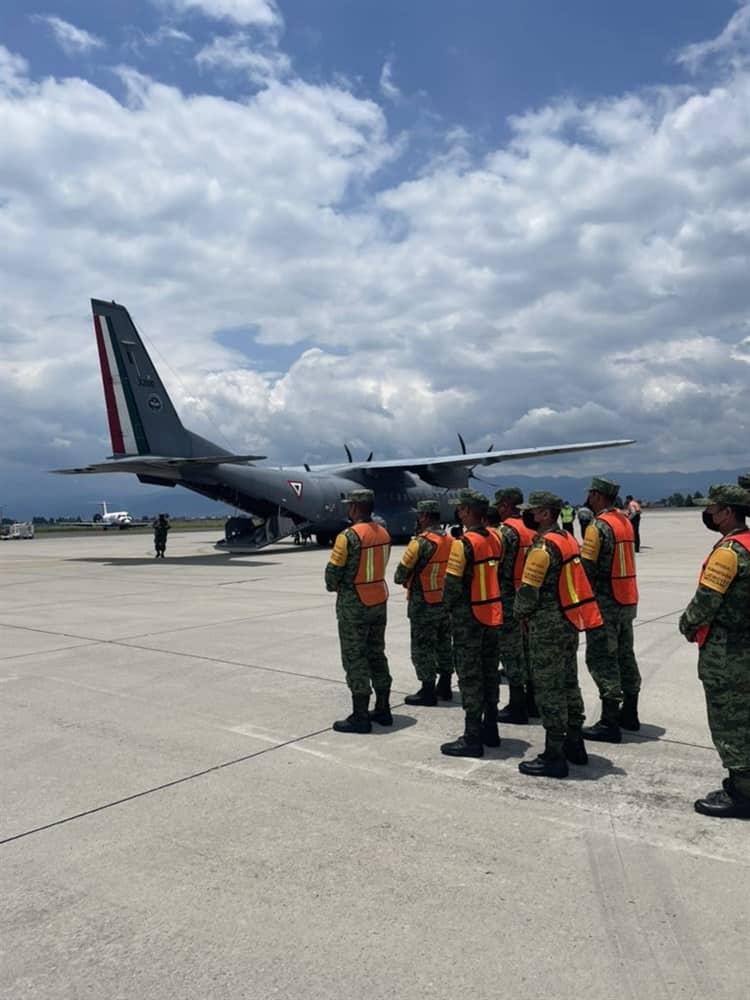 Arriba a México tercer vuelo con migrantes mexicanos muertos en tráiler de Texas