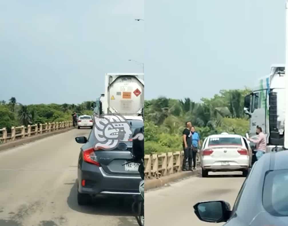 (+Video) Se le atraviesa trailero a taxista gandalla en el puente Coatza l