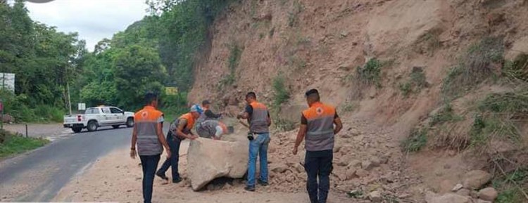 Derrumbe de tierra deja incomunicada la carretera estatal El Castillo- Actopan