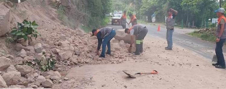 Derrumbe de tierra deja incomunicada la carretera estatal El Castillo- Actopan