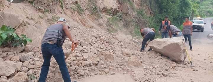 Derrumbe de tierra deja incomunicada la carretera estatal El Castillo- Actopan