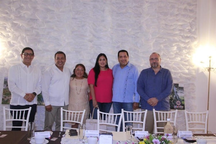 Exponen gastronomía, cultura y tradiciones de Cotaxtla en la Canaco Veracruz