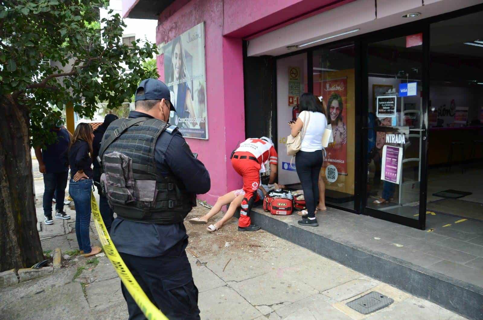 Mujer resulta lesionada al caerle un pedazo de plafón en Veracruz (+Video)