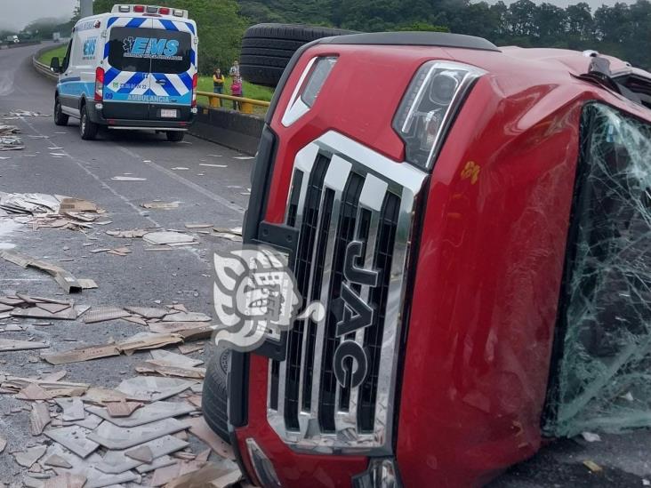 Fuerte volcadura en el libramiento Xalapa-Perote