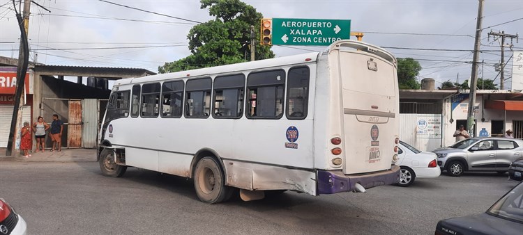 Jóvenes chocan con su moto contra camión de pasaje en la colonia La Pochota