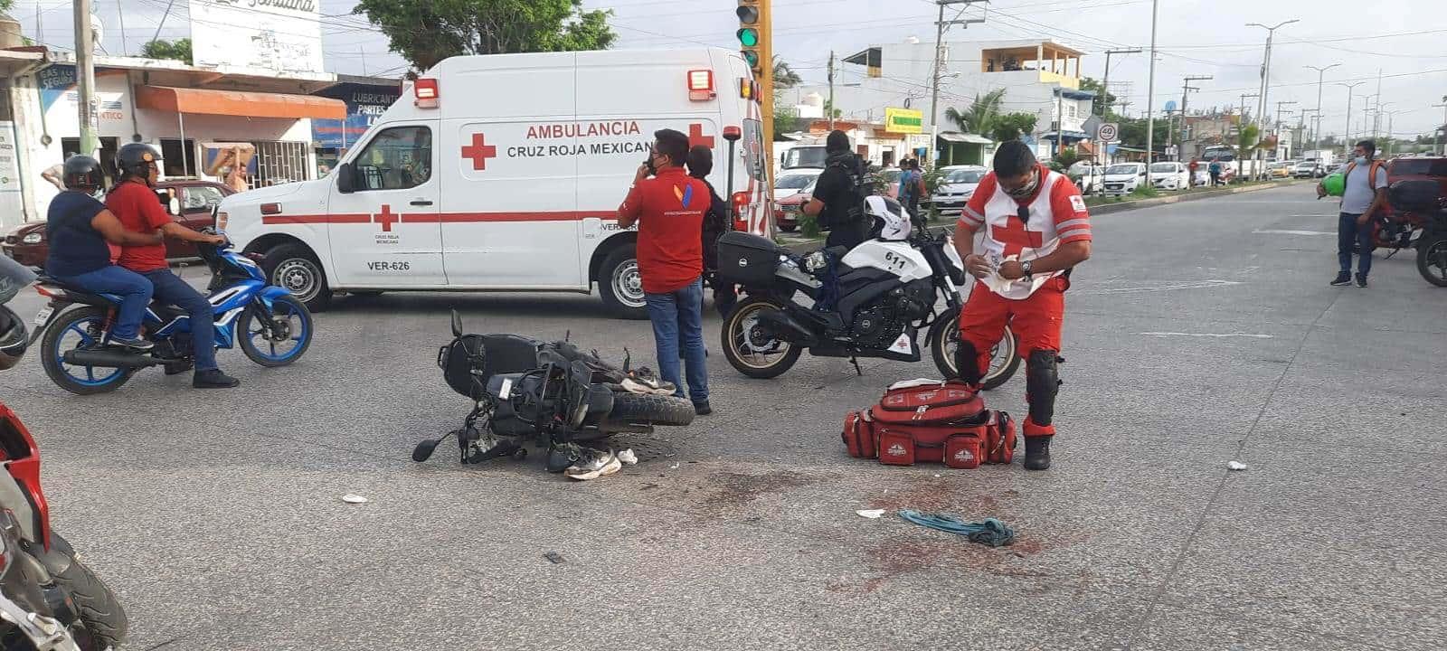 Jóvenes chocan con su moto contra camión de pasaje en la colonia La Pochota