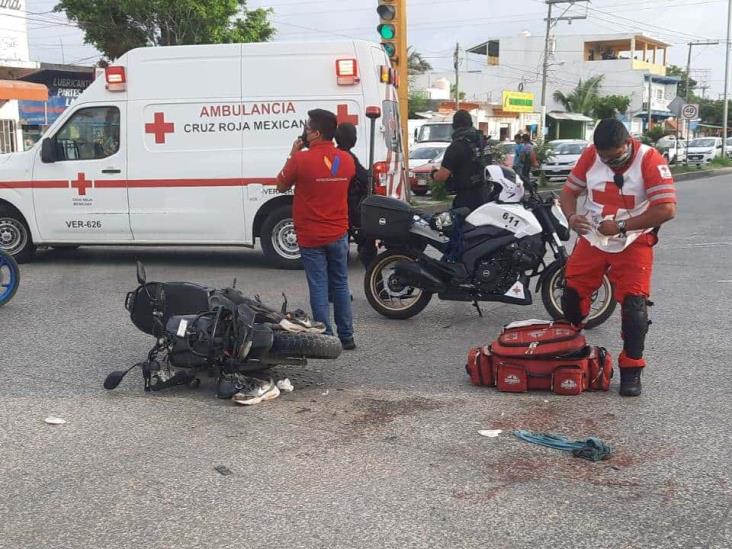 Jóvenes chocan con su moto contra camión de pasaje en la colonia La Pochota