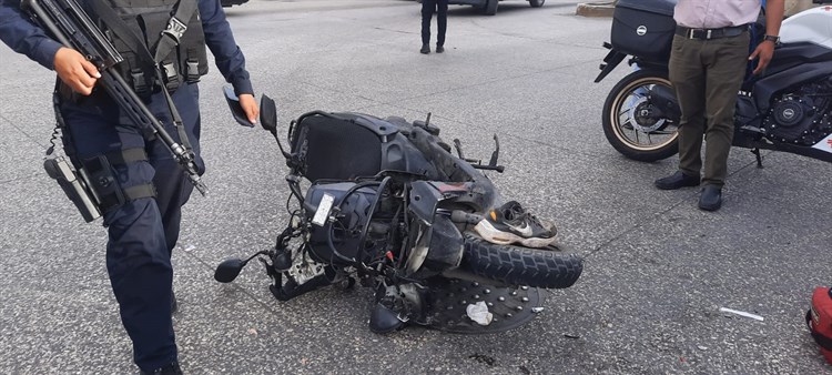 Jóvenes chocan con su moto contra camión de pasaje en la colonia La Pochota