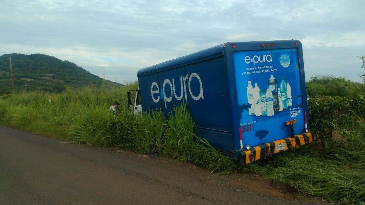 Camión repartidor de agua se queda sin frenos en carretera a San Andrés Tuxtla