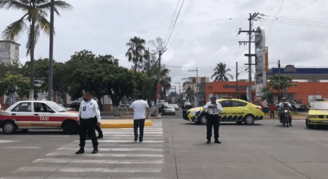 Se registra carambola de autos y motociclista en calles de centro de Veracruz(+video)