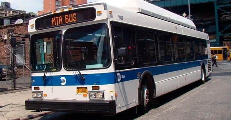 Afroamericanas agreden a mujer en autobús de Queens