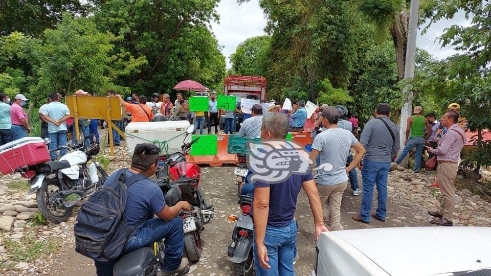 ¿Vas a Martínez de la Torre? Taxistas bloquean la carretera