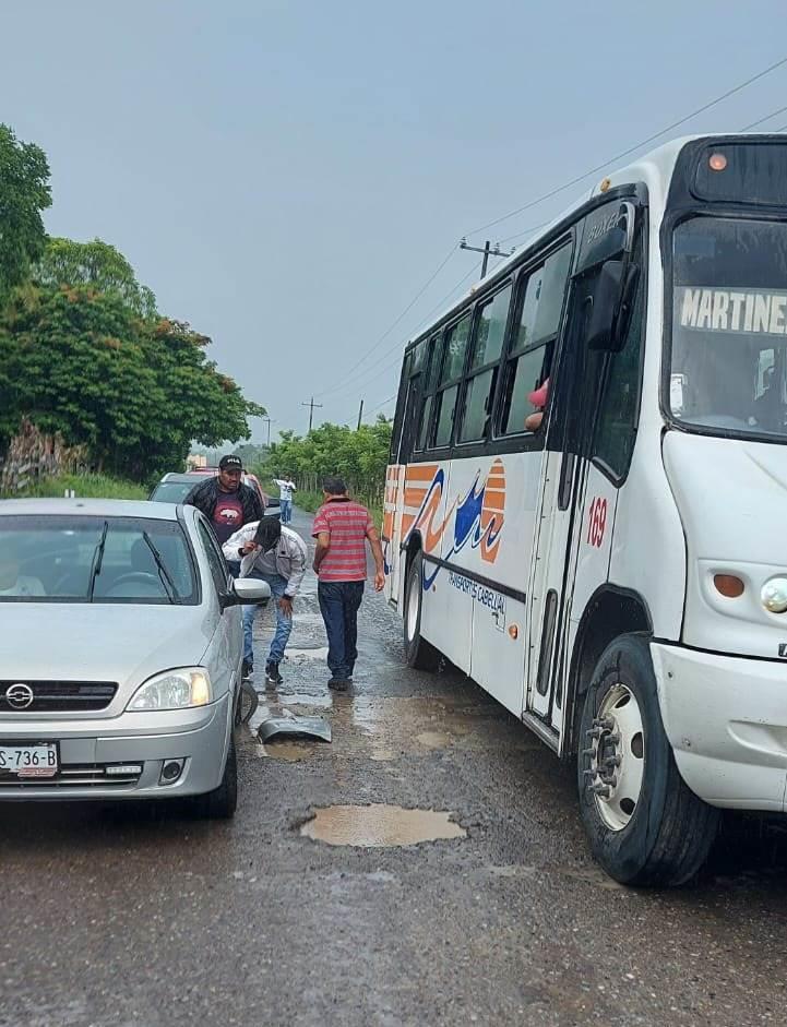 Autobús impacta a auto sobre la carretera Misantla-Martínez de la Torre