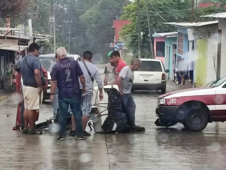 Taxista se lleva de corbata a motociclista en Misantla