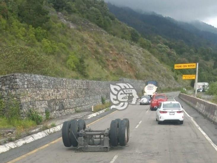 Tráiler ‘pierde’ las llantas y genera caos en cumbres de Maltrata (+Video)