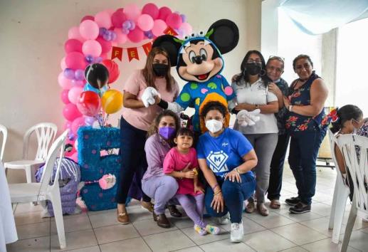 Gobierno y Fundación Maravilla festejan a Dafne, paciente con cáncer