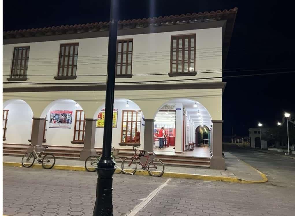 Sujetos asaltan tienda de conveniencia en Tlacotalpan