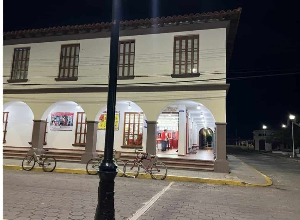 Sujetos asaltan tienda de conveniencia en Tlacotalpan