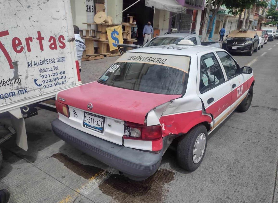 Taxista provoca una carambola tras falla mecánica en la colonia Centro en Veracruz