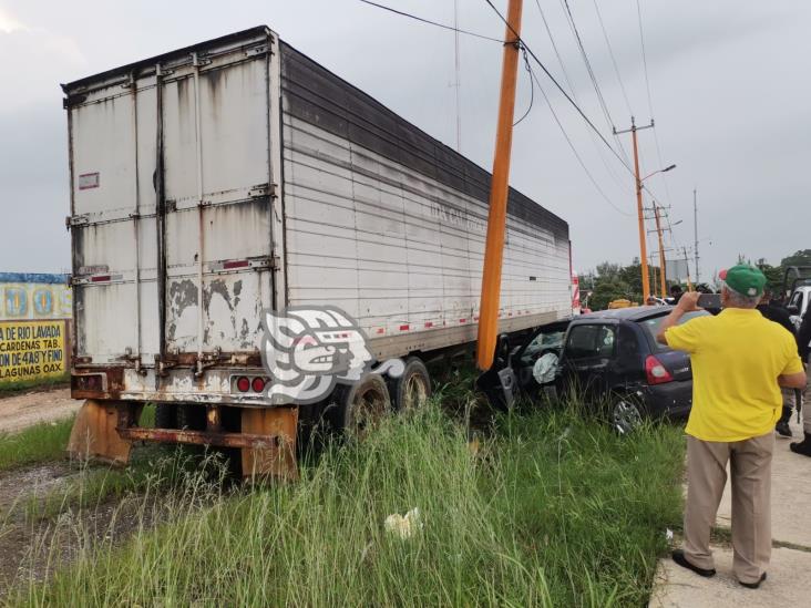 Dejan abandonado auto impactado contra poste en la Cuatro Carriles