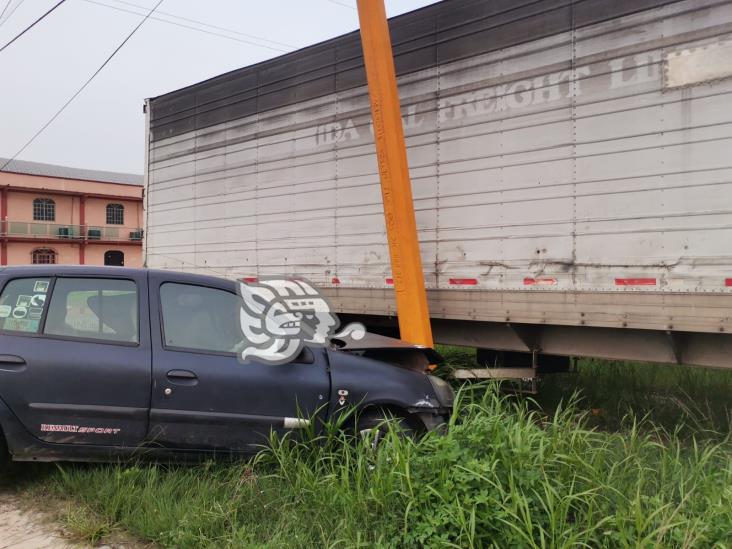 Dejan abandonado auto impactado contra poste en la Cuatro Carriles