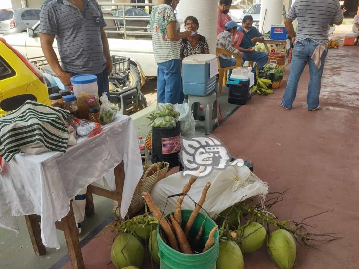 Ofrecen productos recién cosechados en mercado campesino de Moloacán