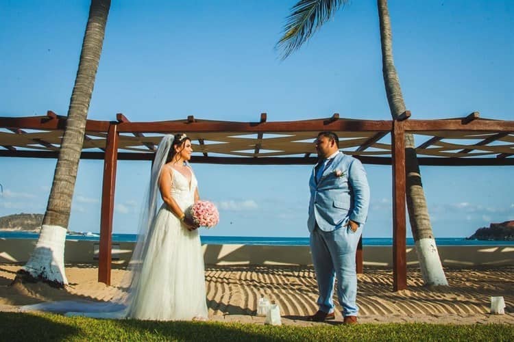 Xare Zurita y Javier Alonso Zaldívar unen sus vidas  en las playas de Huatulco