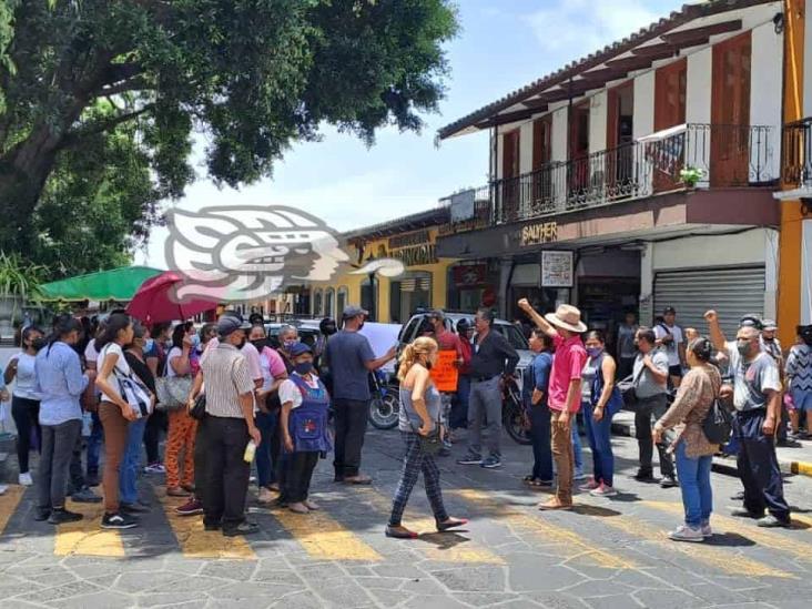 Sigue conflicto con comerciantes en Coatepec; Antorchistas acusan desalojo