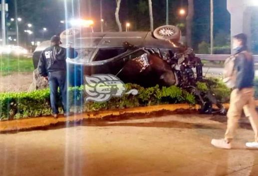 Veloz conductor termina volcado debajo del puente de Las Animas