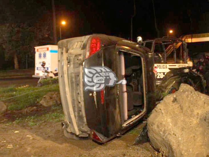 Veloz conductor termina volcado debajo del puente de Las Animas