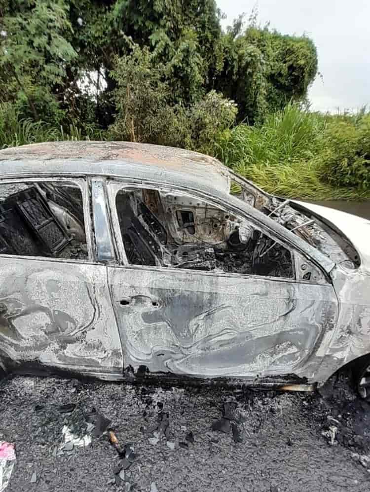 Hallan auto calcinado en Tierra Blanca