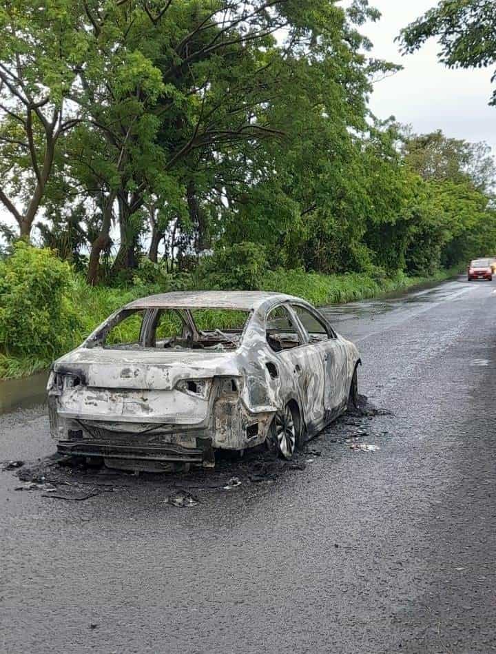 Hallan auto calcinado en Tierra Blanca