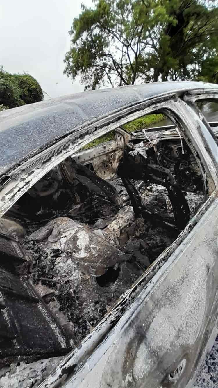 Hallan auto calcinado en Tierra Blanca