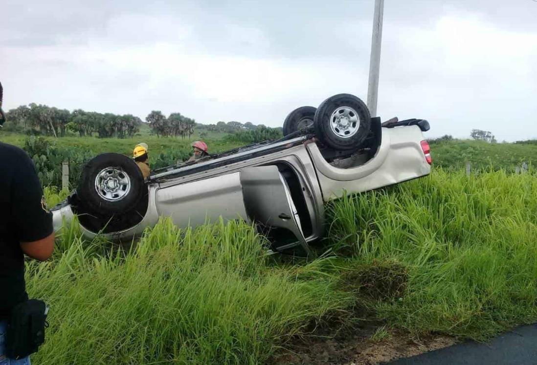 Vuelca camioneta en la carretera federal Veracruz - Alvarado