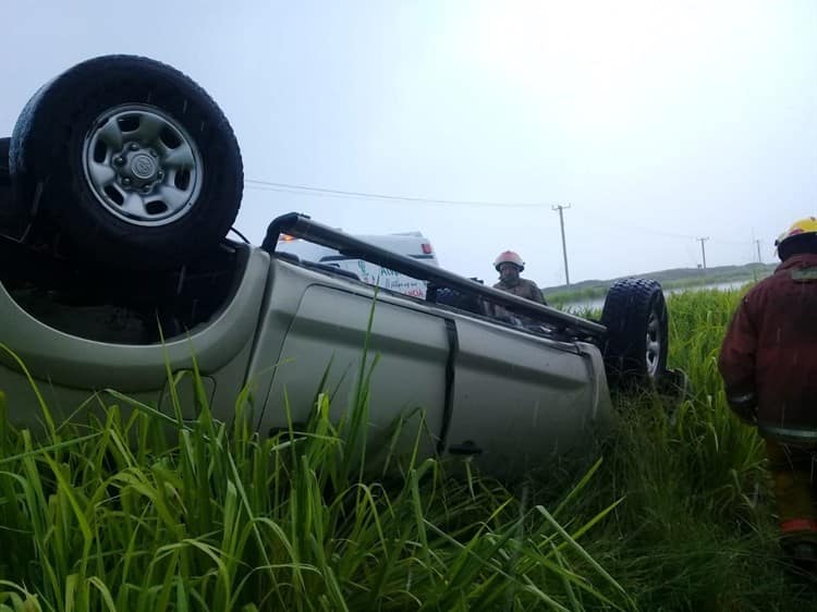 Vuelca camioneta en la carretera federal Veracruz - Alvarado