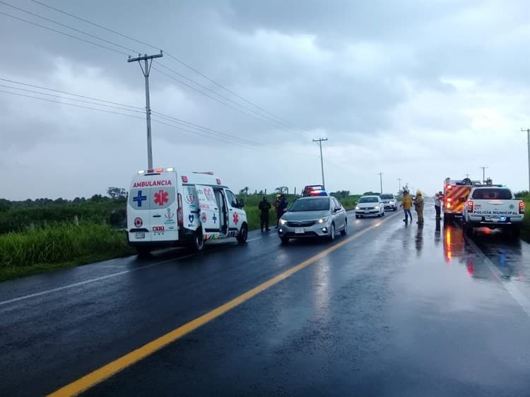 Vuelca camioneta en la carretera federal Veracruz - Alvarado