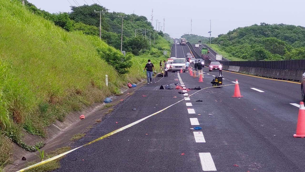 Conductor de tractocamión atropella a motociclistas en la autopista Cardel - Veracruz