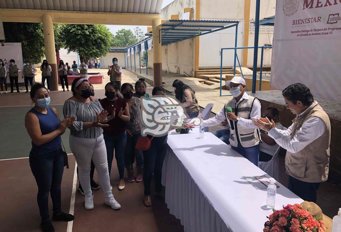 En Acayucan, entregan medios de pago del programa “La Escuela es Nuestra”