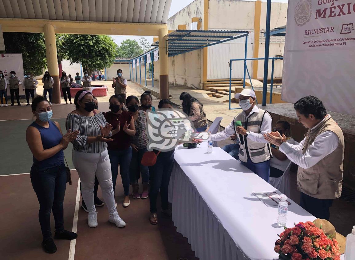 En Acayucan, entregan medios de pago del programa “La Escuela es Nuestra”
