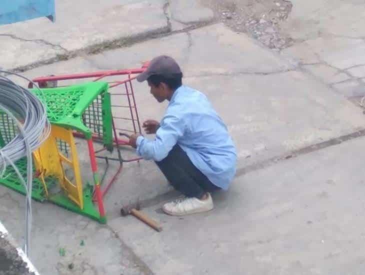 Sorprenden a sujeto robando y desmantelando carritos de centros comerciales en Cardel