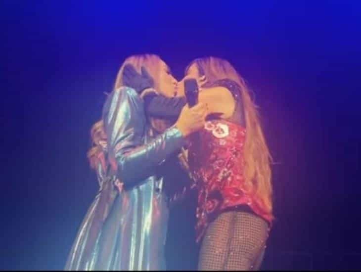 Mónica Naranjo y Gloria Trevi se besan durante concierto en Guadalajara