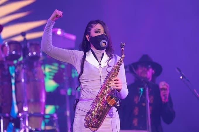 ¡Mujer de lucha! Saxofonista María Elena Ríos toca con La Maldita Vecindad