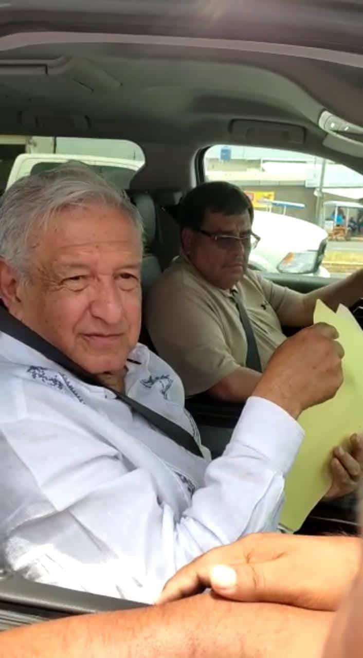 Comerciantes del Mercado Solidaridad interceptan a AMLO en Cosolea (+video)