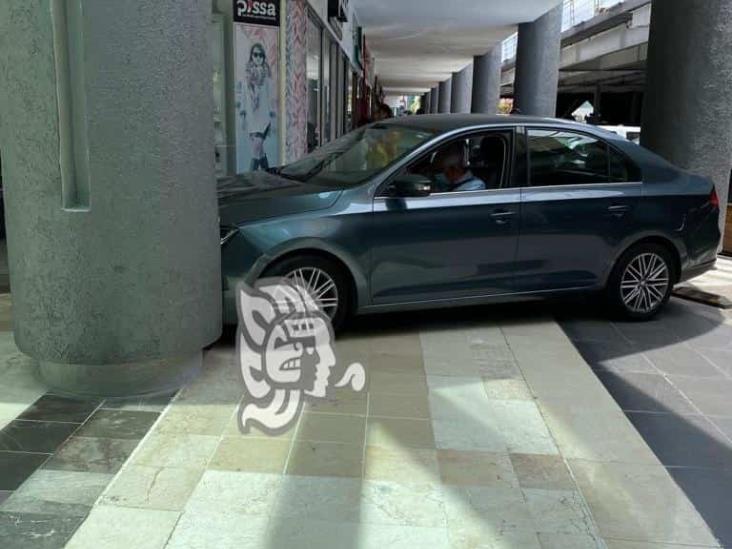 Automóvil choca contra pilar del estacionamiento de Plaza Cristal, en Xalapa