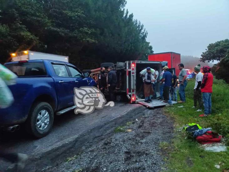 En Acajete, vuelca camioneta cargada de maseca