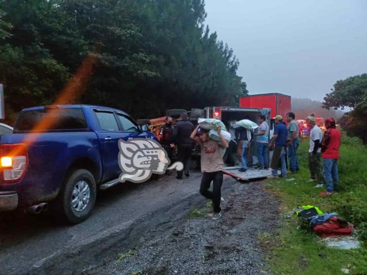 En Acajete, vuelca camioneta cargada de maseca